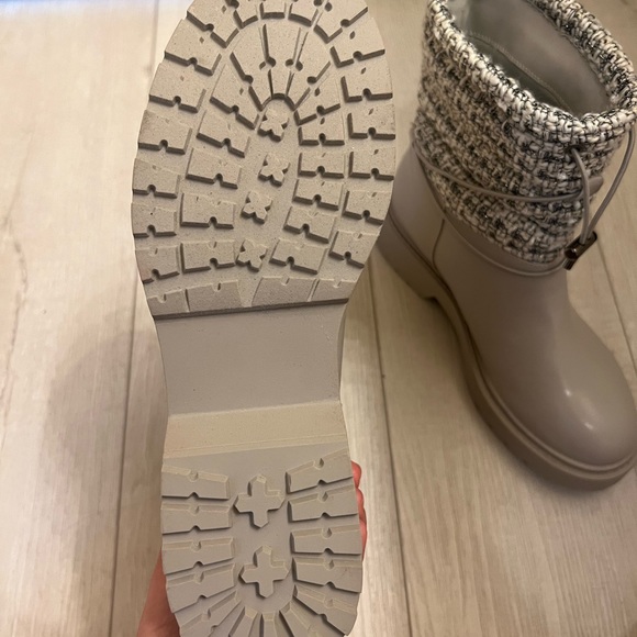 JustFab winter boots. Gray in color with a sweater top. Size: US 6/UK 4/EU 36.5 - Picture 5 of 6